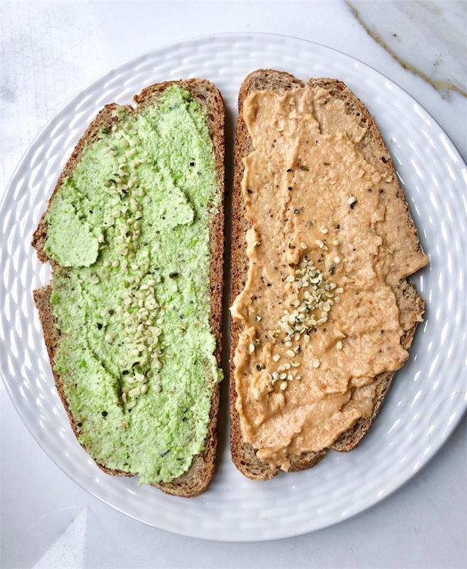 yeşil humus ezmeli iki dilim ekmek ve biberli bir dilim ekmek