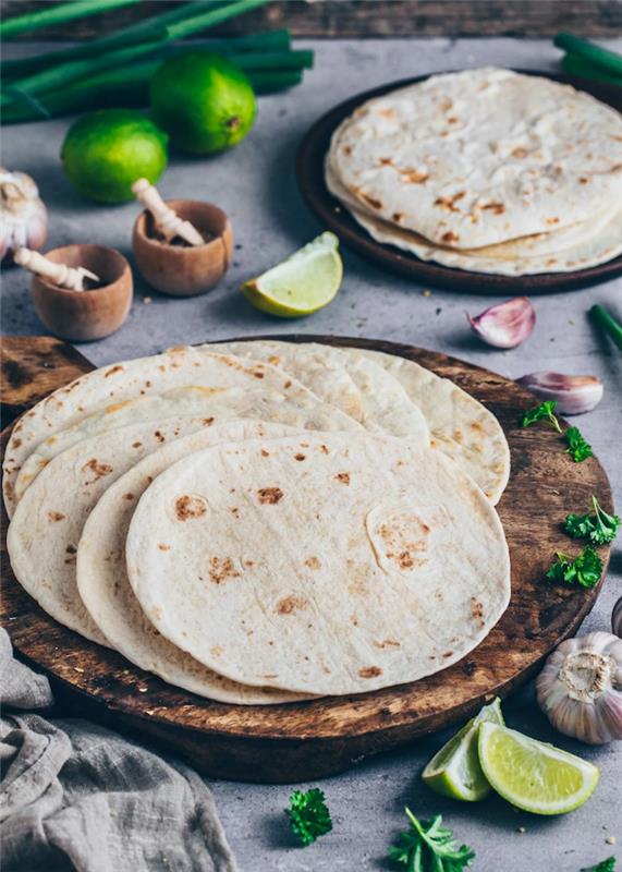 kruh za zavijanje na lesenem pladnju z rezinami limete recept galette tacos jpg