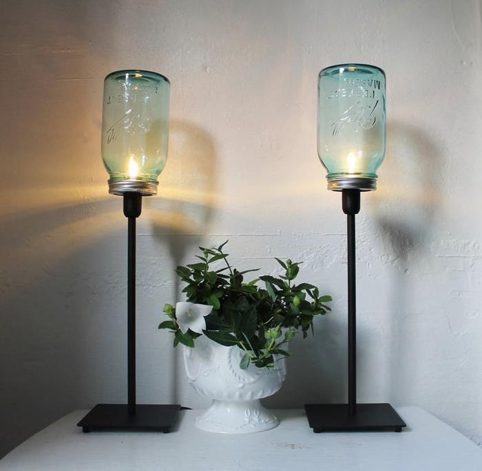 simetrične kovinske talne svetilke iz recikliranih kozarcev za eleganten dekor v predsobi