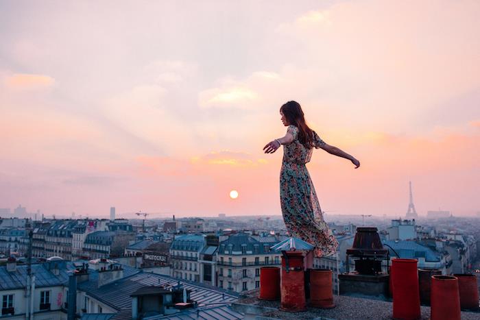 Paris ve çatılar, güzel görüntü uzun kadın elbisesi, 2019 yaz elbisesi, uzun yazlık elbise, gün batımında fotoğraf