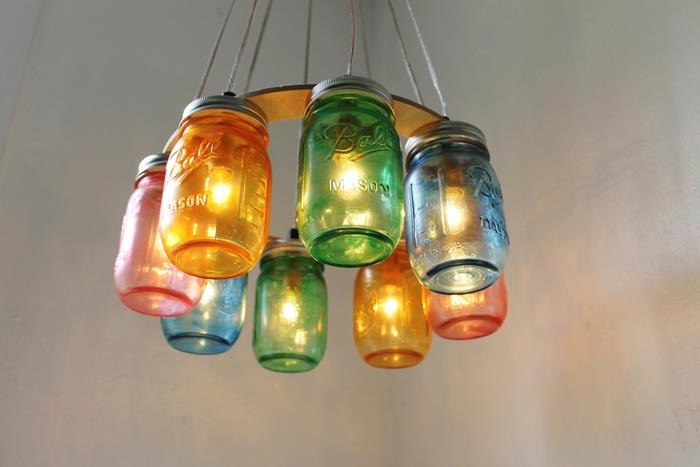 popolni barvni stekleni kozarci, preoblikovani v lepo vzmetenje, ki oddaja mehko svetlobo