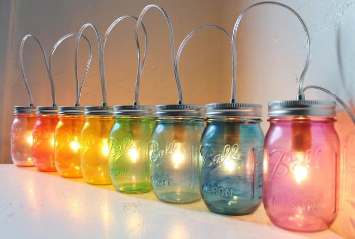 popolni barvni stekleni kozarci, preoblikovani v lepo vzmetenje, ki oddaja mehko svetlobo