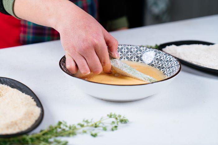 Lengvas aperityvas, avokado bulvių su miltais, kiaušinių, džiūvėsėlių ir parmezos idėja, lengvo užkandžio receptas su avokadu