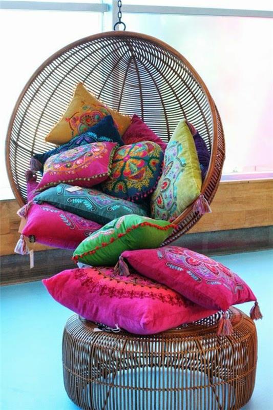 askılı-sandalye-renkli-yastıklar-etno