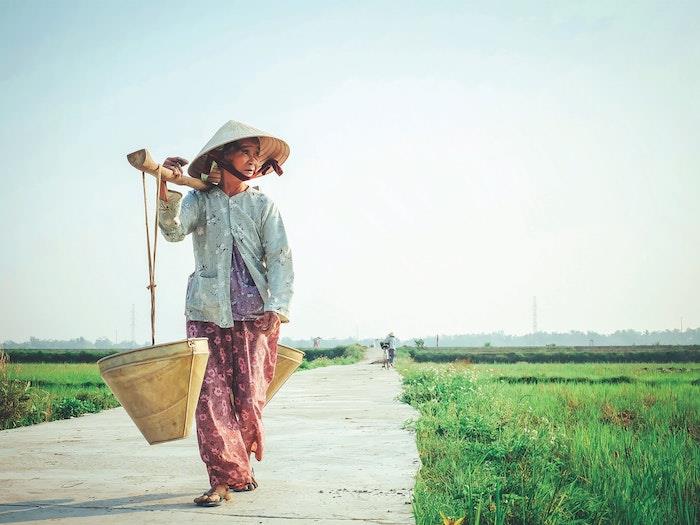 yeşil alanlar vietnam yürüyen yaşlı kadın