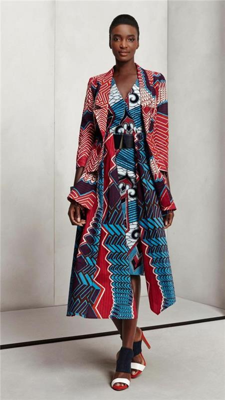 Afrikos suknelė su afrikietiška striukė, afrikietiškas raštas, raudonos ir baltos spalvos sandalai, suknelės spalvos mėlyna, raudona ir balta