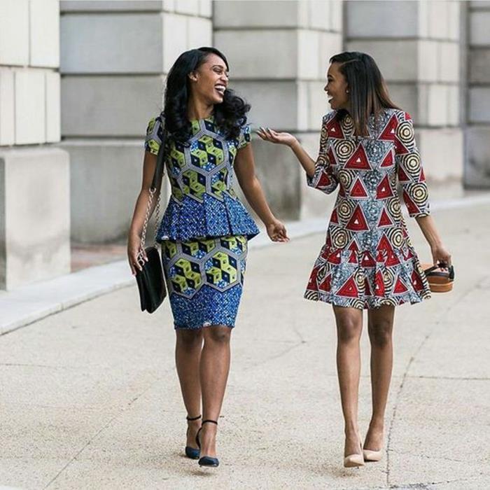dvi prašmatnios išvaizdos, suknelės afrikietišku drabužių stiliumi, afrikietiška mada, geometriniai trikampiai ir ruches raštai, miesto stilius