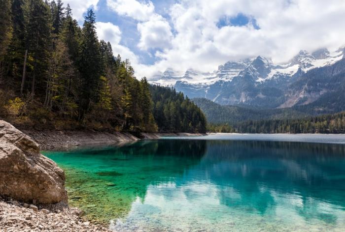 rojaus salos, miškas ir kalnas, skaidrūs žali vandenys, smėlio spalvos uolos, svajonių kraštovaizdis, rojaus kraštovaizdis, mėlyni dangaus balti debesys