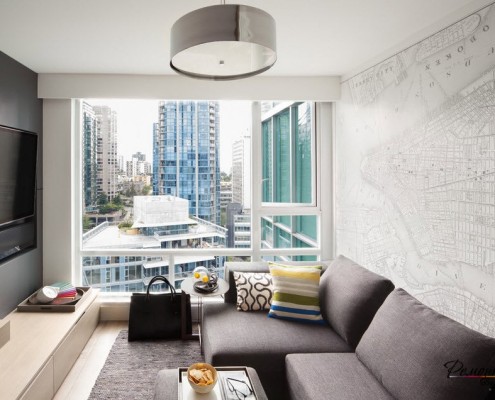 Ventana panorámica en una habitación con un mapa en la pared.