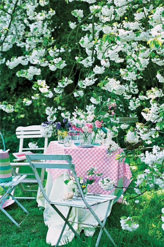 Nustatykite da giardino, tavolo con vasi, vasi di fiori