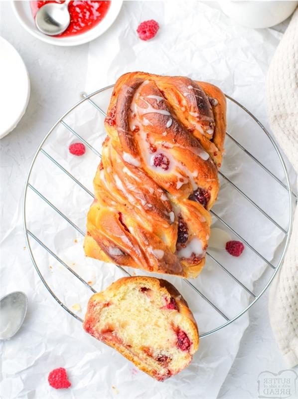 glazura torta velikonočno sladko testo priprava brioche zdravo z rdečimi jagodami maline