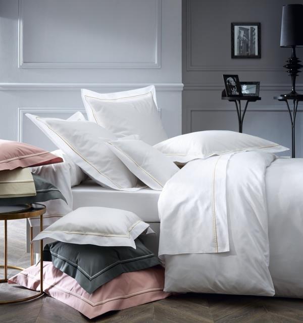 pilkai rožinė-balta-pagalvėlės-antklodė-lova-miegamasis-miegamasis-kambarys