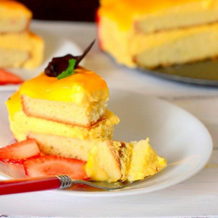 çilek ile tepesinde yumurtasız lezzetli mango kek