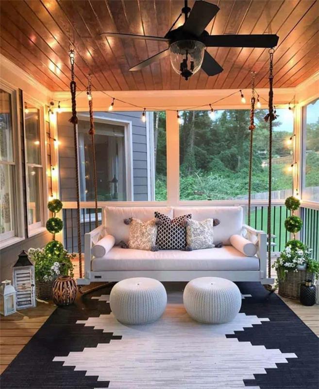 Beyaz kanepe ve hafif çelenk, beyaz ve siyah halı peyzaj bahçe fikri, orijinal bahçede açık veranda