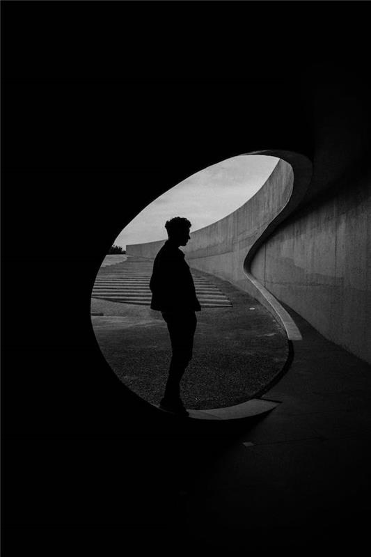 Silhueta moškega v osvetlitvi ozadja, črno -bele fotografije z geometrijskimi črtami, elegantna enobarvna slika za zaslon