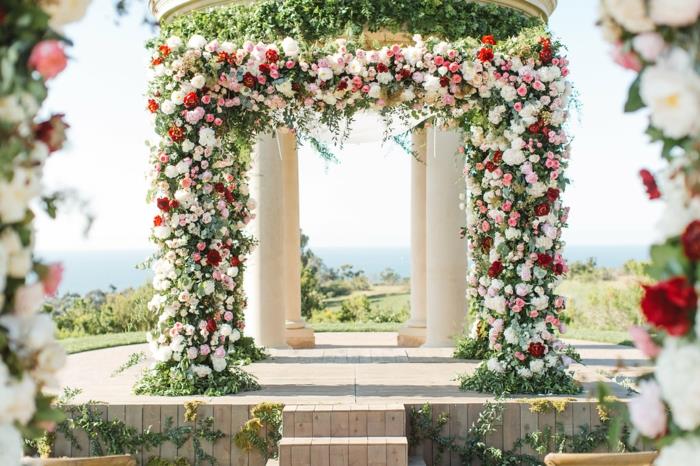 Vestuvių gėlių kompozicijos puokštė vestuvių arka raudonos ir baltos rožės ir rožinės gėlės