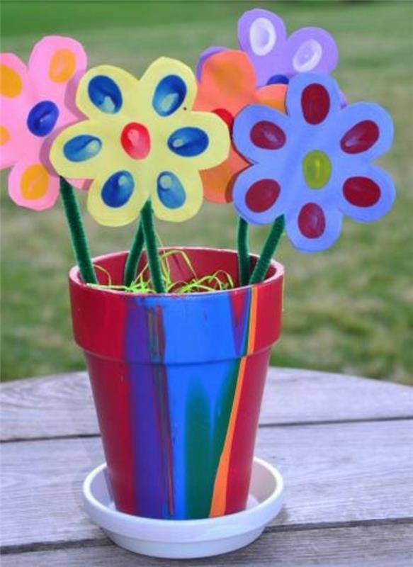 ideja-regalo-festa-mamma-vaso-realizzato-bicchiere-pitturato-fiori-cartoncino-colorato