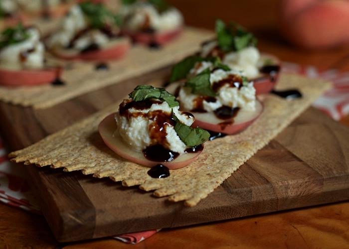 ugrizi breskev z lahkotno ricotto in baziliko, hitra predjed za aperitiv za praznično večerjo