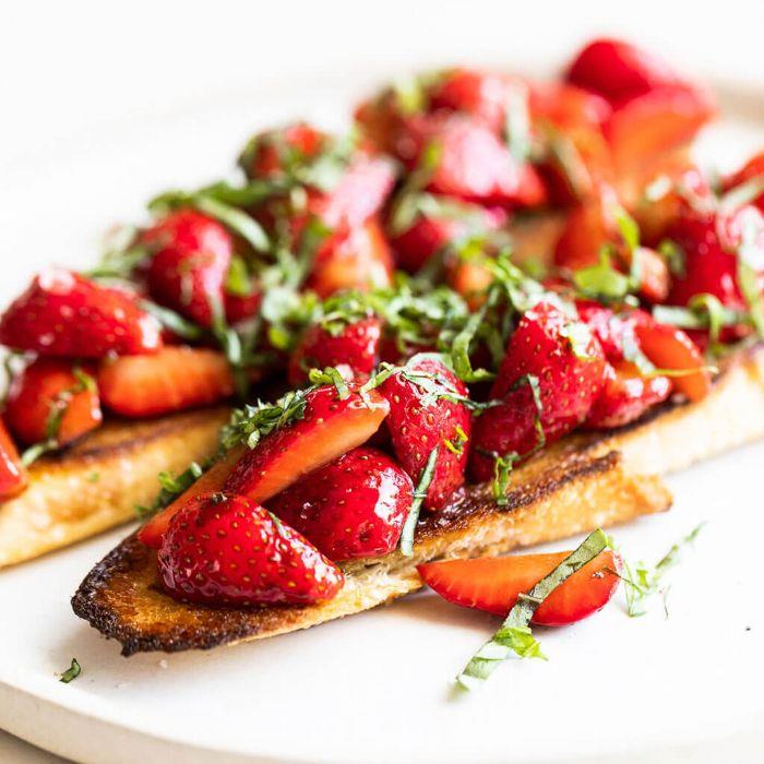 tost üzerine çilek ve fesleğen brischetta ile orijinal aperatif akşam yemeği fikri ev yapımı taapas nasıl yapılır