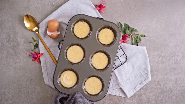 ideja kako narediti mleko kruh recept jorkširska puding hiša iz jajc mleko in moka čokoladna sladica in sladkor v prahu