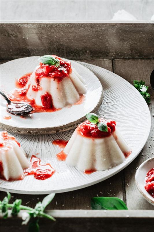 Hindistan cevizi sütü ve çilek ile ev yapımı vegan panna cotta fikri kolay ve sağlıklı bir tatlı örneği