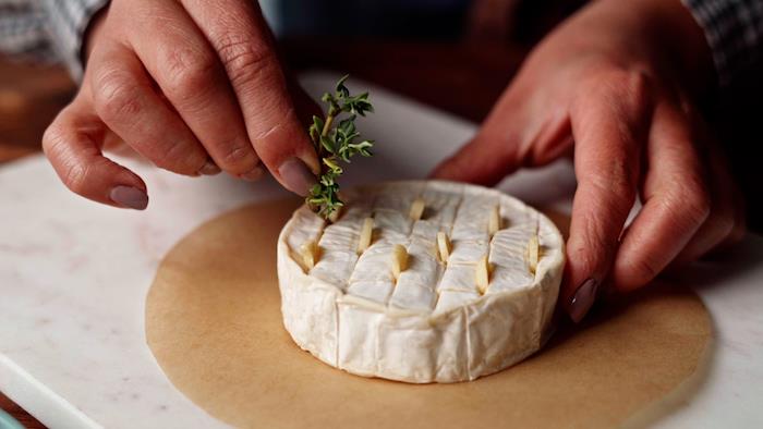 rezine česna in svežega timijana vstavite v vdolbine v receptu brie za izviren in rafiniran starterjpg