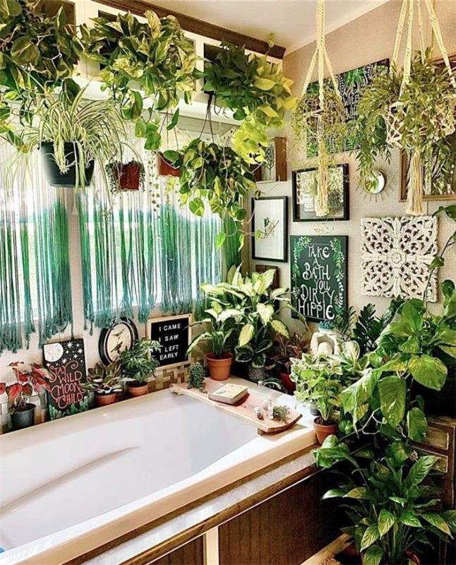 Birkaç saksı yeşil bitki ile orman tarzı banyo ilhamı ahşap kaplama gri duvarlı beyaz küvet