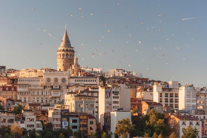 Moderno mesto Istanbul z veliko zgodovino, najlepšo mestno pokrajino za računalniško ozadje, brezplačna slika