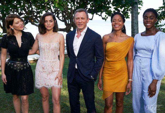 Daniel Craig obdan z igralsko zasedbo Jamesa Bonda 25, kar bo njegova zadnja pustolovščina v kostumu 007