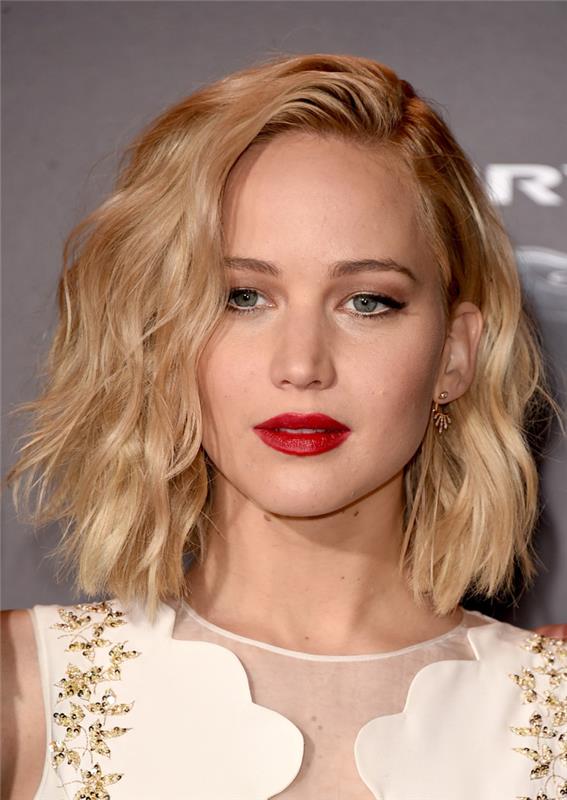 Jennifer Lawrence in njen kratek okrogel obraz, strižen kos, pepelnato blond lasje, fini kodri