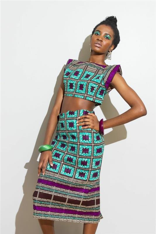 Afrikietiška dviejų dalių suknelė, pastelinės ir fuksijos liūto viršutinė dalis be rankovių, ilga suknelė žemiau kelių, kvadratiniai raštai, pop meno stilius