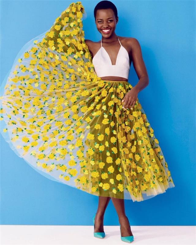 moteriškos aprangos idėja su afrikietišku raštu, ilgas permatomas sijono modelis su gėlėmis, sijono apranga ir apkarpyta viršutinė dalis su dirželiais