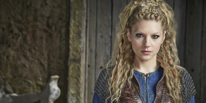 vikings lagertha, mavi gömlek, pembe dudaklar, yarı müstakil saç modeli, kıvırcık saç, örgüler