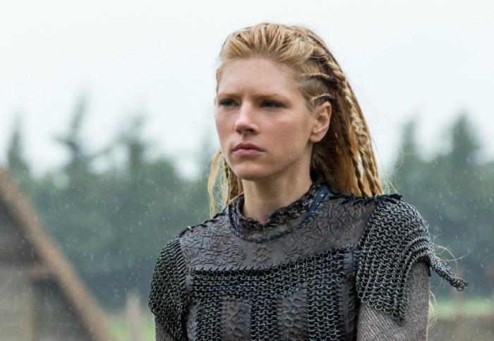 lagertha, uzun saç, bakır vurgulu sarı renklendirme, küçük örgüler