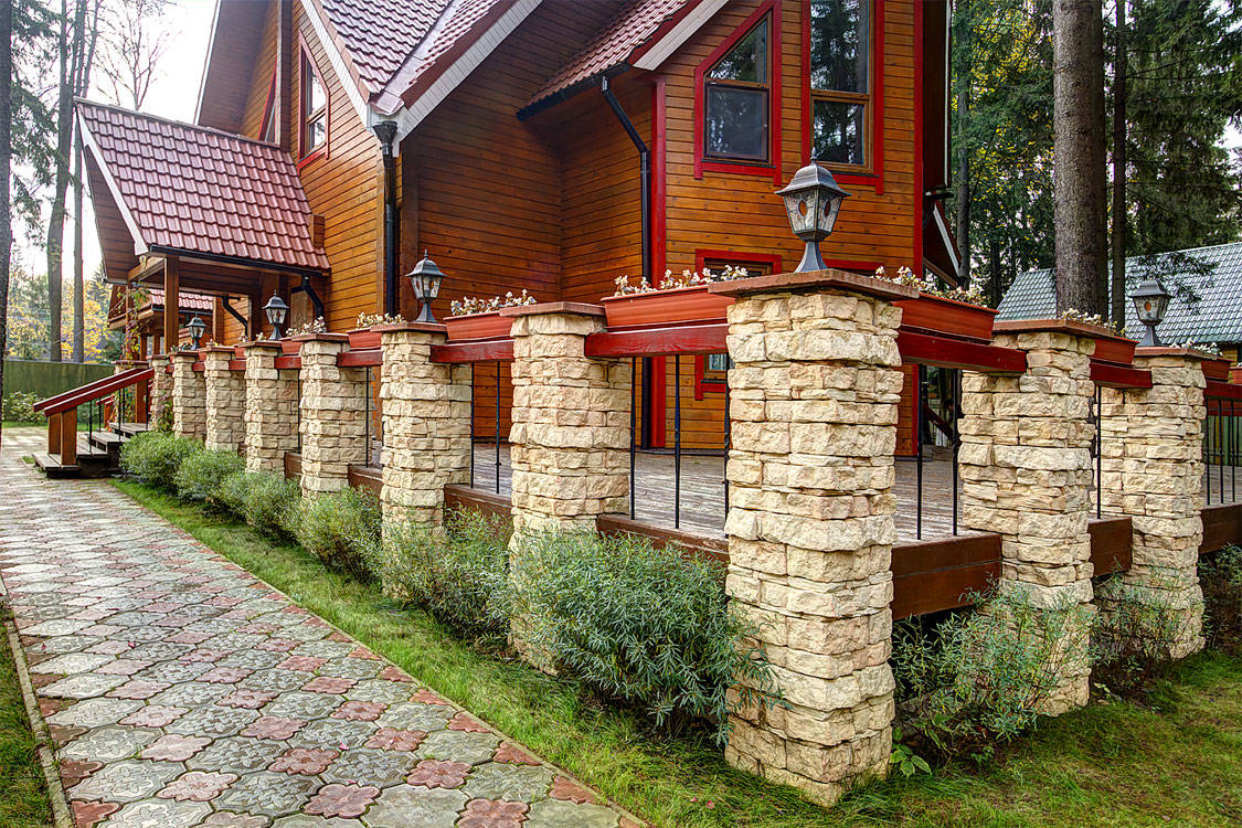 casa feita de madeira com acabamentos originais