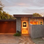 Casa con tetto piano e piattaforma in pietra