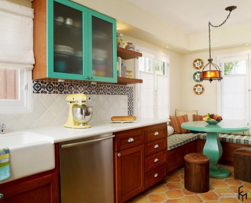 Tinkamai suplanuotas apšvietimas vaidina svarbų vaidmenį dekoruojant ir sukuriant patogią atmosferą prie virtuvės kampinio stalo.
