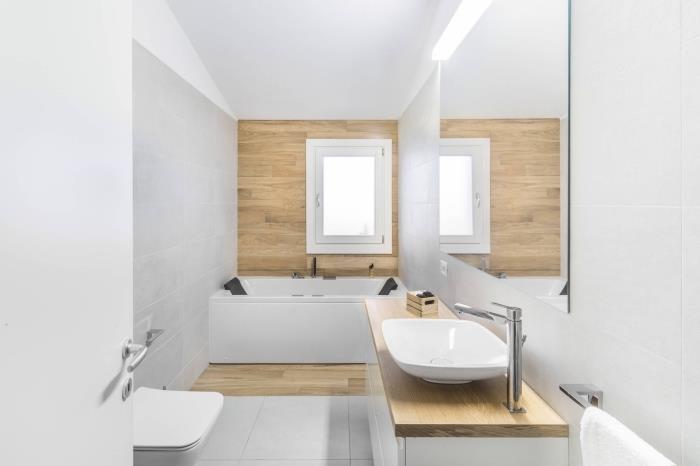 açık gri kiremitli duvarlar ve ahşap lambri duvar bölümü ile beyaz boya ile minimalist banyo fikri