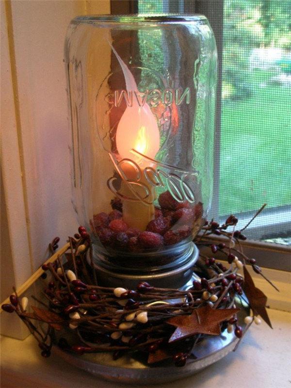 namizna svetilka narejena iz recikliranega steklenega kozarca, kovinskega nosilca in led sveče