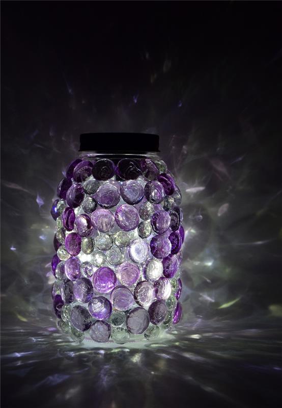 vadnica za izdelavo popolnega kozarca v svetlem steklu, okrašenem z lažnimi dragulji v barvnem steklu