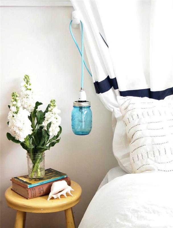 lepo obarvan stekleni kozarec s pastelno modro električno žico, preoblikovan v visečo nočno svetilko v stilu vintage