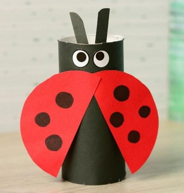 lavoretti-bambini-coccinella-realizzata-rotolo-carta-igienica-dipinto-nero-ali-cartoncini-colorati-rossi-neri-occhi-antenna