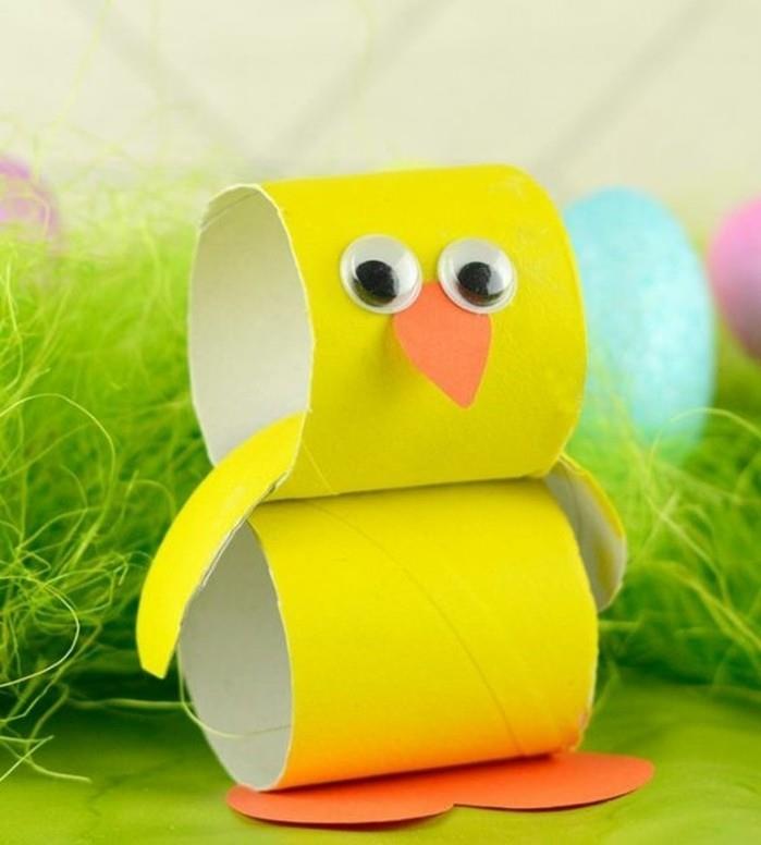 lavoretti-bambini-idea-decorazioni-pasqua-rotolo-carta-igienica-giallo-becco-zampe-pulcino-occhi-mobili