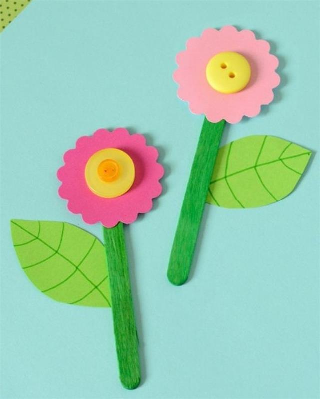 lavoretti-da-fare-con-i-bambini-fiori-carta-centro-bottoni-multicolore-bastoncino-legno-colorato-verde-gambo