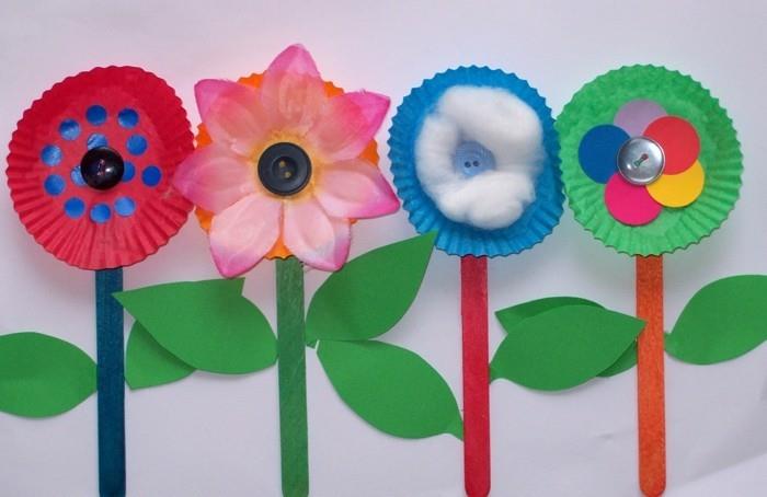 lavoretti-semplici-per-bambini-fiori-colorati-realizzati-pirottini-muffin-interno-bottoni-ovatta