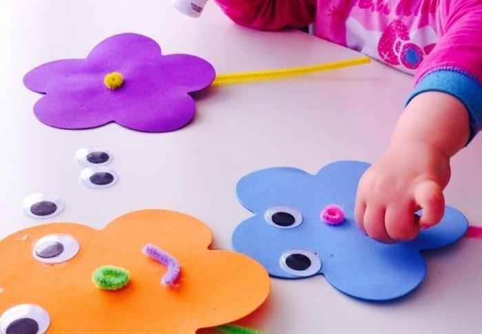 lavoretti-semplici-per-bambini-grandi-fiori-večbarvna-occhi-tratti-viso-aplikati-bimbi-stessi