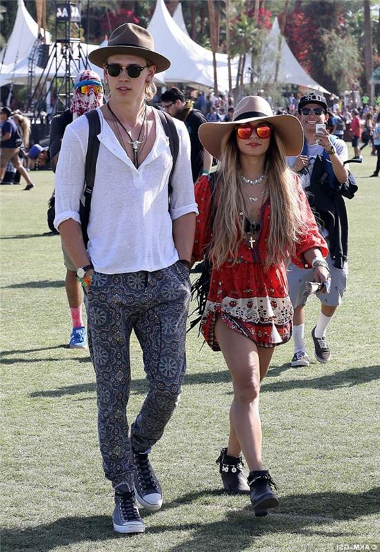 Coachella festivali, beyaz tişörtlü ve boho pantolonlu adam, hippi şık baskılı açık kırmızı elbiseli kadın