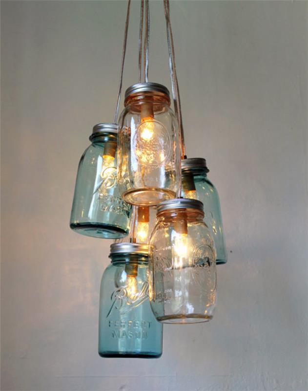 domača razsvetljava v recikliranih starinskih steklenih kozarcih, združena v prižgano svetilko