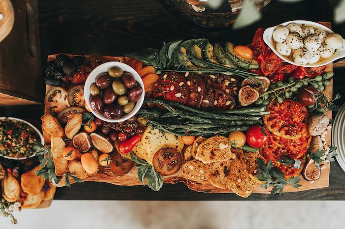 itališko kaimo stiliaus vestuvių pomidorai šparagai crostini figos mocarelos šalto savitarnos idėjos įdomios vestuvės