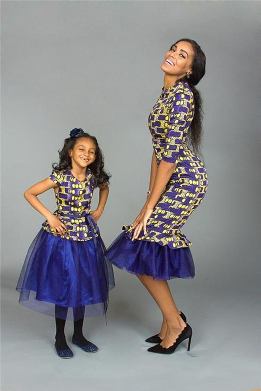 vakarinės suknelės mamai ir dukrai su mėlynu tiuliu, afrikietiška nugarinė, geometriniai raštai mėlynos ir geltonos spalvos, trumpos rankovės mergaitės suknelei ir 3/4 rankovės motinos suknelei